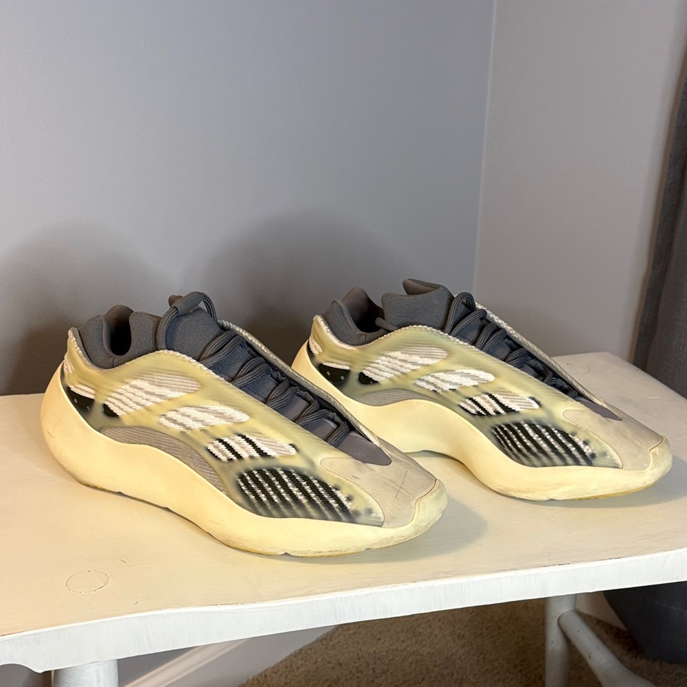 Yeezy 700 V3 Fade Salt Men’s 7.5 LIKE NEW! W/Box